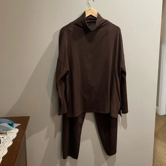 Never been worn Eileen Fisher set. Top is XL, bottom is medium sold as a set - Picture 1 of 9